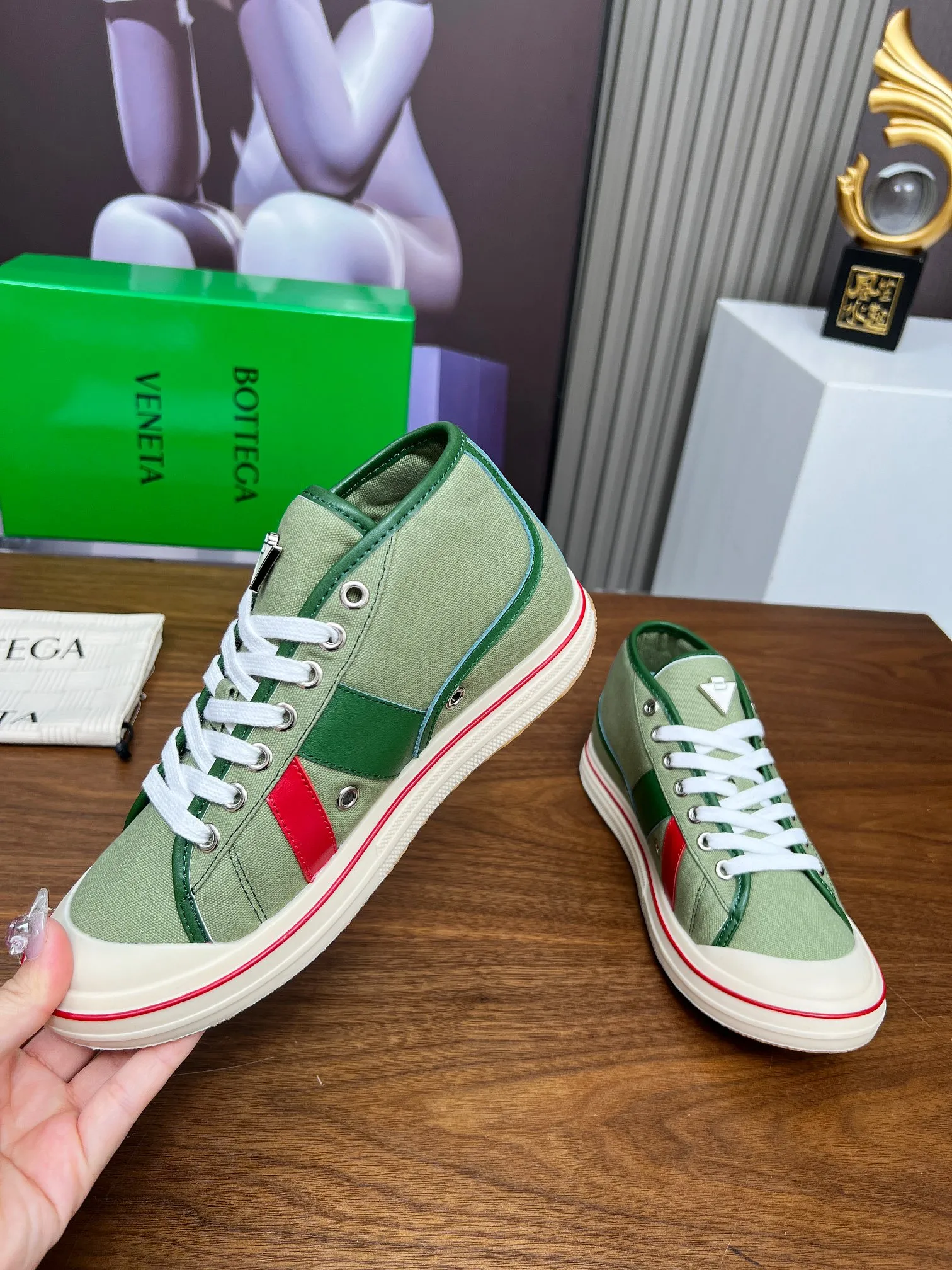Men's men's shoes 💰520💰 Bottega Veneta BV's latest Eliot series retro basketball shoes casual sports canvas shoes 🔥Become a god when it is launched!🔥 Inspired by retro basketball sneakers, the color combination highlights youthful vitality and perfectly interprets the theme of youth and childlike innocence. The details are also very particular. The summer canvas brings excellent durability and comfort. Designs such as calfskin trim, rubber toe caps and hand-painted retro red lines are full of retro feel. The round toe and convex sole add a modern feel and are suitable for various styles. Easily create a fashionable atmosphere. The upper foot is the focus...can be worn as a couple's shoes...The red lines on each shoe edge are hand-painted, which adds more taste and attitude! ✦Fabric: Original customized high-density canvas + cowhide ✦Inner lining: original customized breathable canvas ✦Insole: movable latex cowhide insole ✦Sole: original molded non-slip and wear-resistant TPU material ✦Sole thickness: 3cm ✦Number of sizes: female size 35--40, female 40 is customized and non-returnable ✦Number: male size 39--45, male 45 is customized and non-returnable